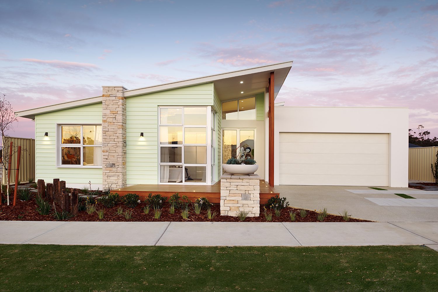 The Hamelin Bay is a contemporary country home design, featuring a skillion-pitched roof and weatherboard panels on it's front facade, by WA Country Builders.